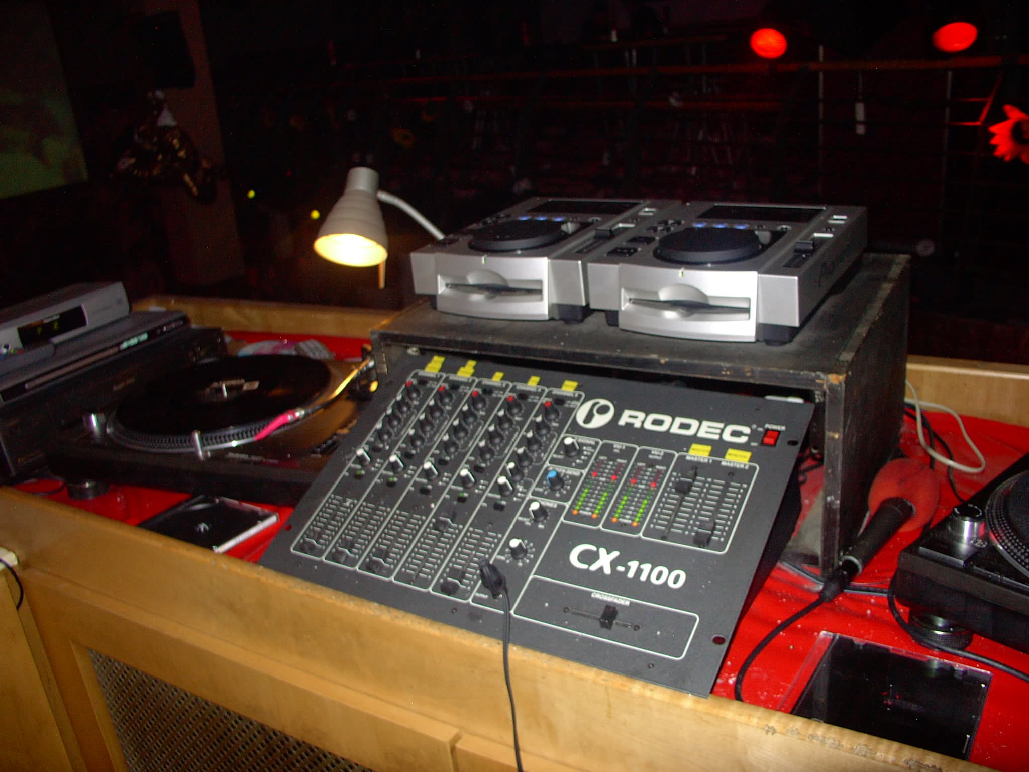 Mischpult und Abspielgeräte am DJ-Pult.